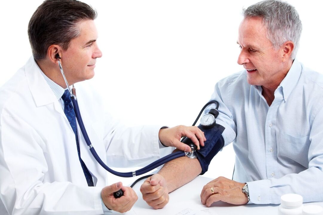 Doctors measure the pressure of patients with hypertension